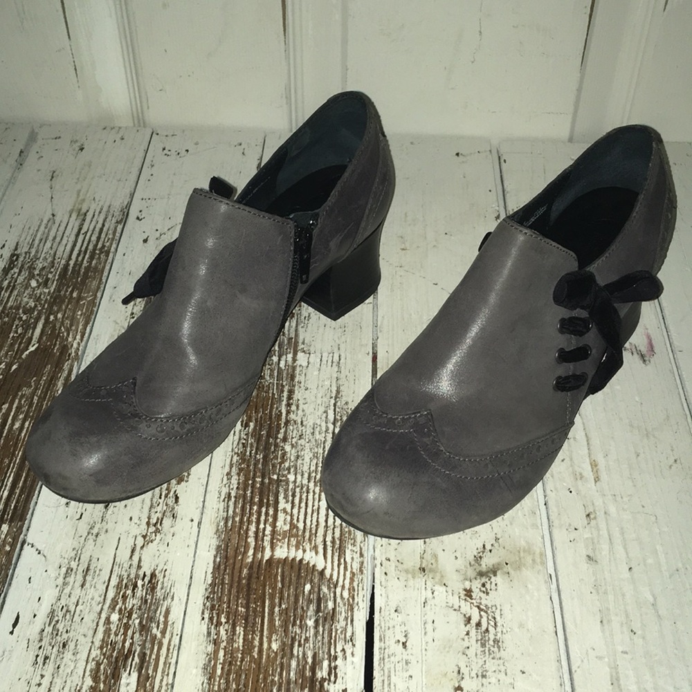 Born leather Wingtip Lace-ups size 9/40.5
